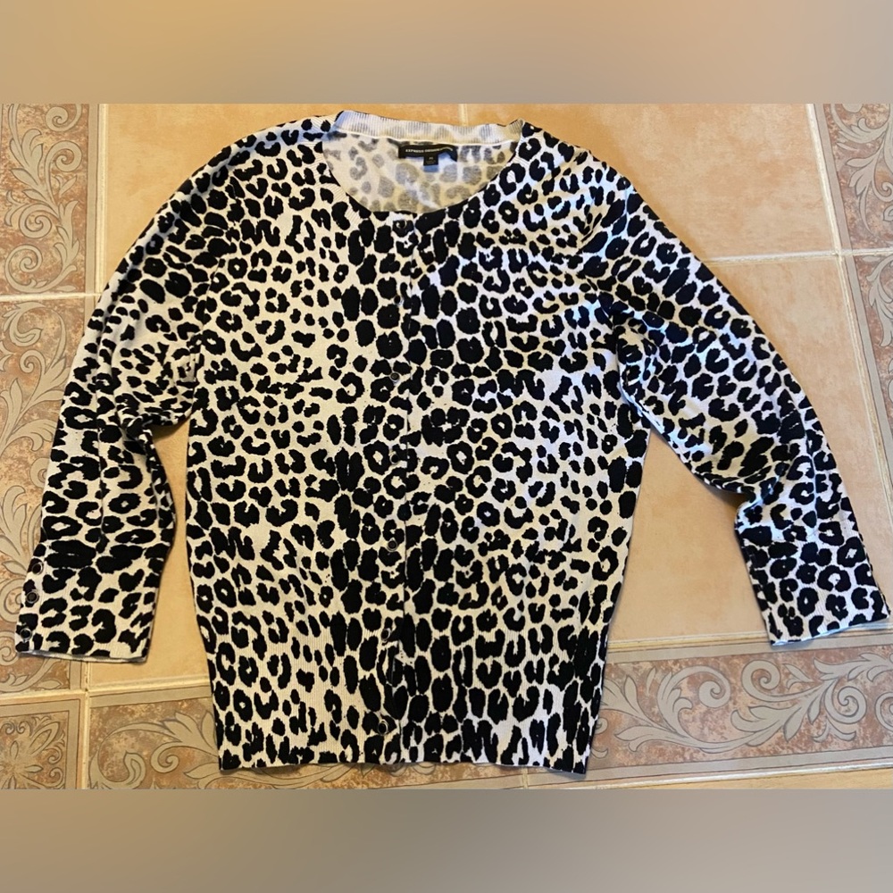 NWOT LADIES SIZE MEDIUM CARDIGAN IN BLACK & WHITE ANIMAL PRINT W/ BLACK BUTTONS